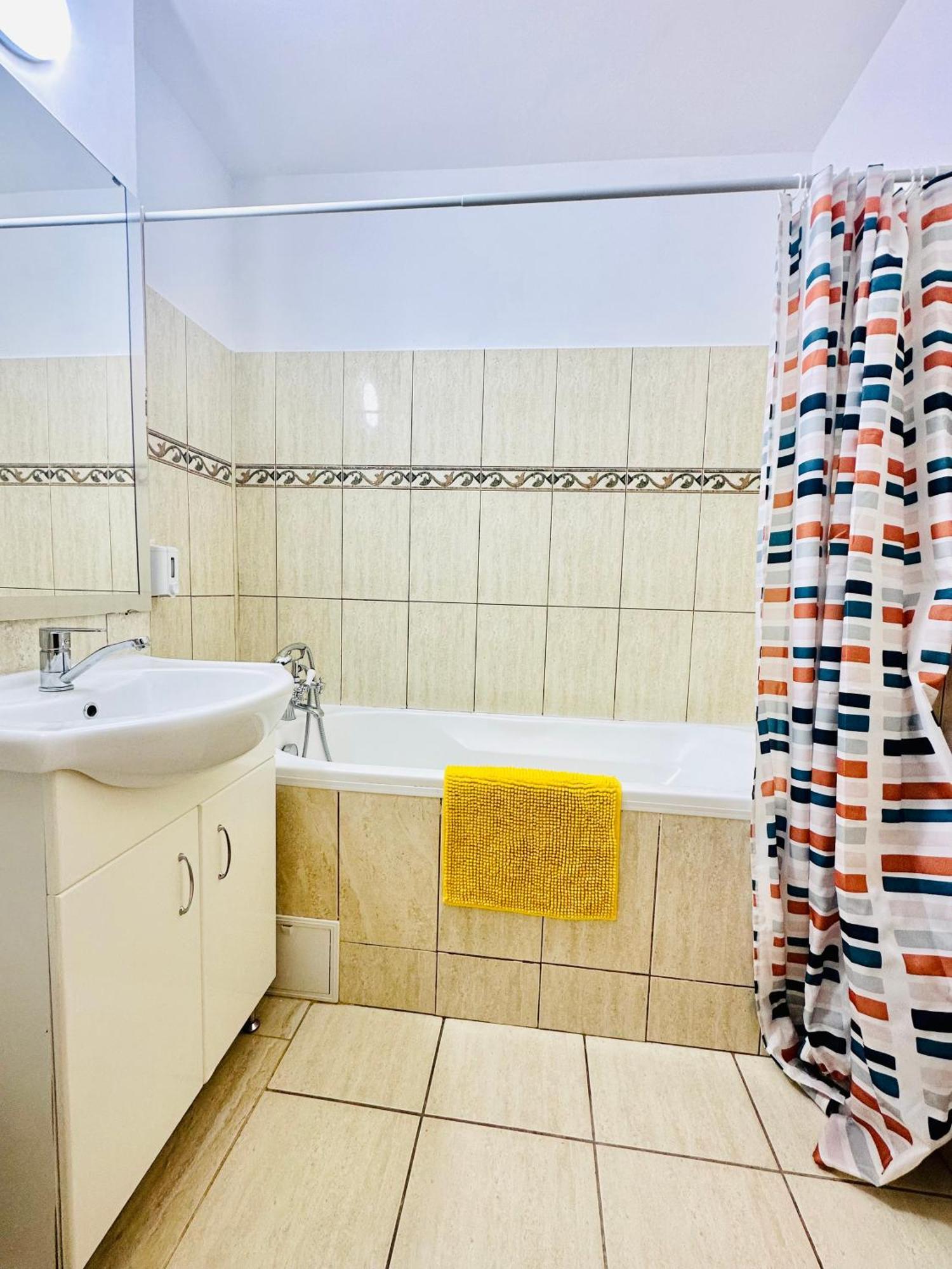 Tranquil Unirii Residence - Elegant & Spacious Living With Parking Steps From Parliament Bucarest Extérieur photo