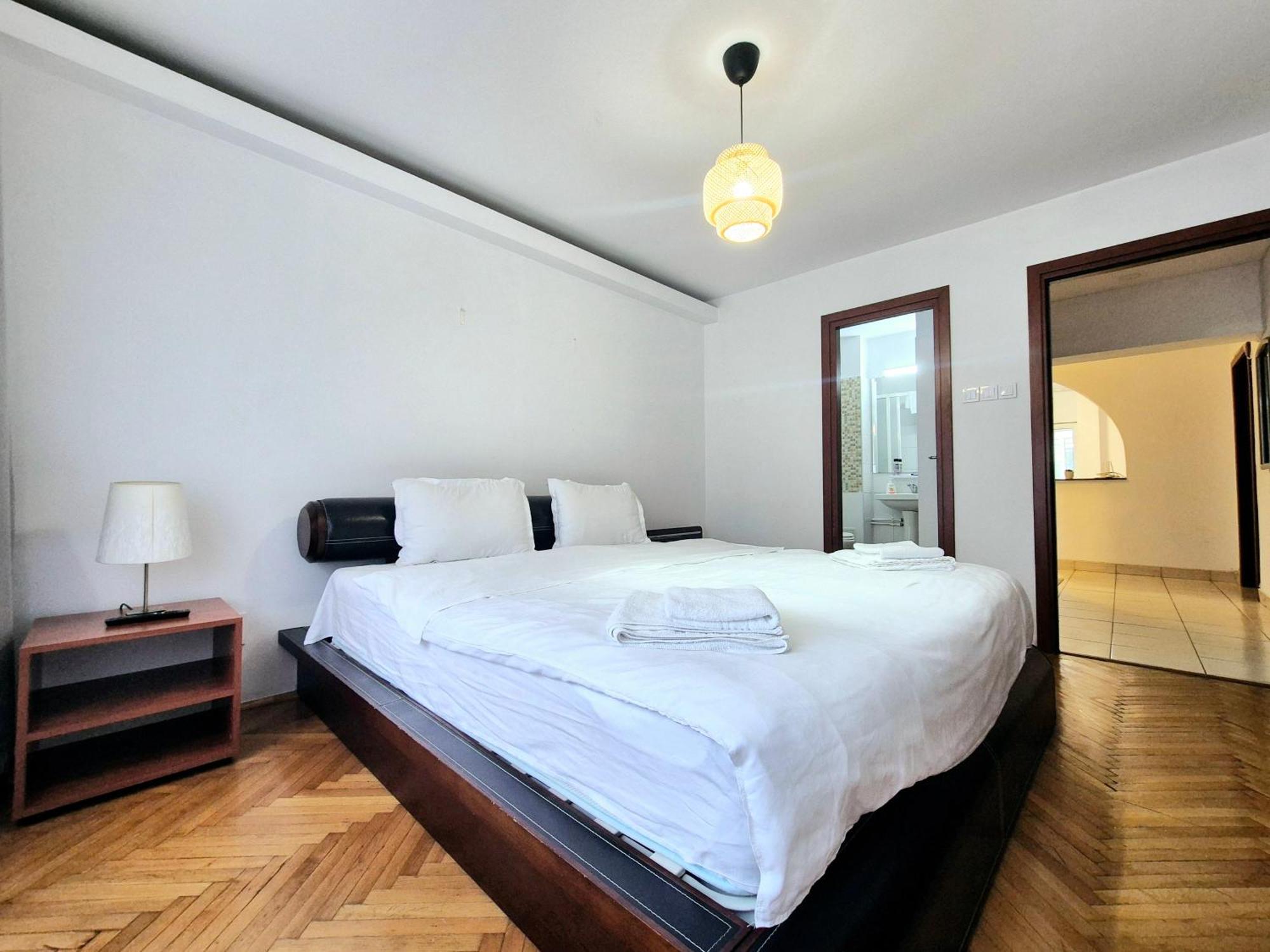 Tranquil Unirii Residence - Elegant & Spacious Living With Parking Steps From Parliament Bucarest Extérieur photo