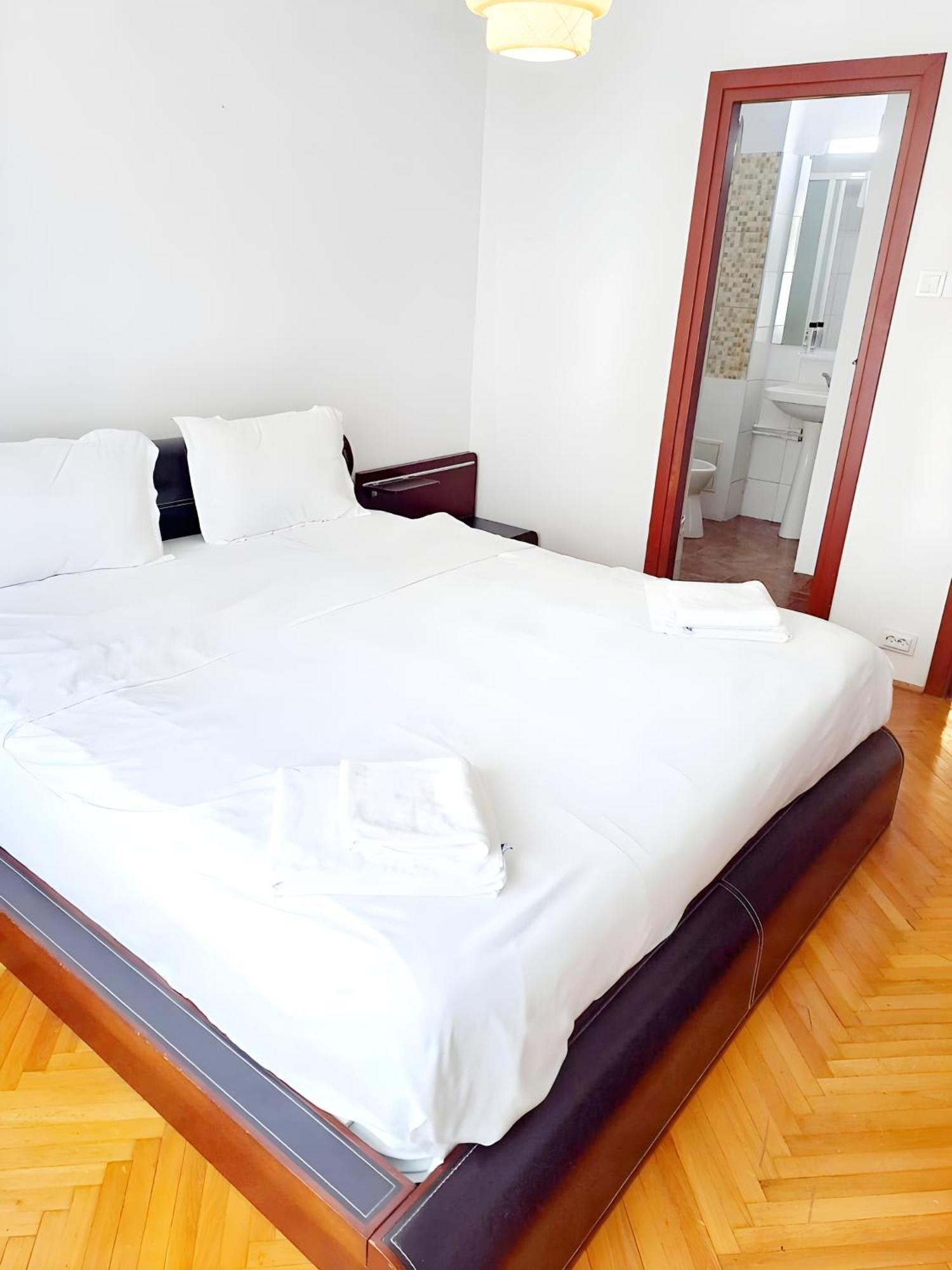 Tranquil Unirii Residence - Elegant & Spacious Living With Parking Steps From Parliament Bucarest Extérieur photo